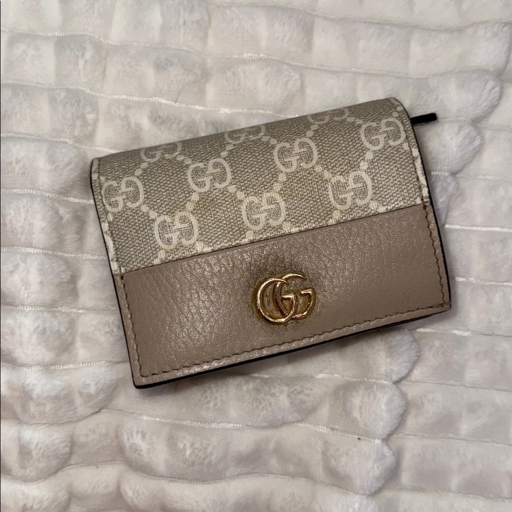 Gucci Beige and Tan GG Card, Coin & Bill Small Wallet!